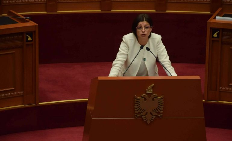 E akuzoi se votoi Ruçin/ Deputetja e PD-gazetarit Peka: Shihemi në gjyq!