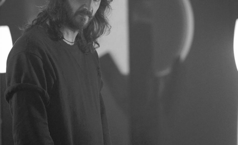 “Djali e dashuroi vajzën, por ne kemi lindur me gisht në b*thë”, befason fotografi shqiptar