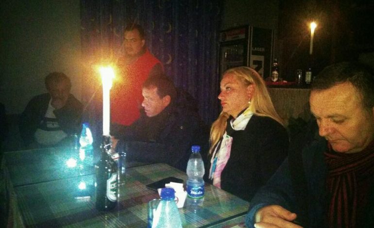 DEMOKTRATËT bëjnë mbledhje me qirinj për PROTESTËN e 27 Janarit: Edhe nën dritën e…(FOTO)