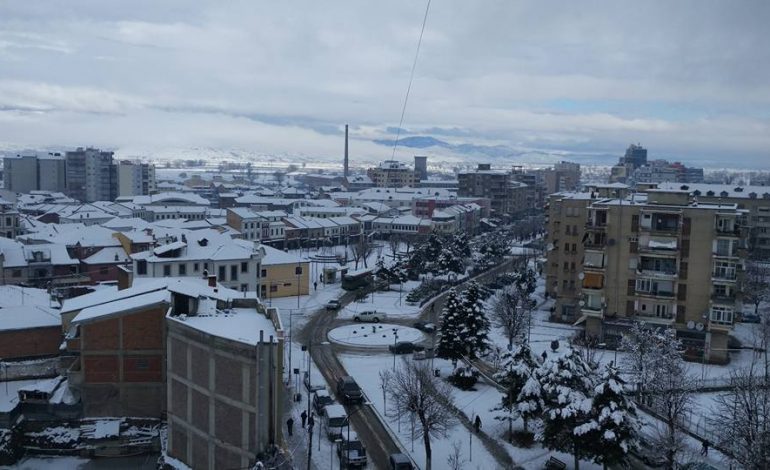 ALBUMI I FOTOVE/ “Në Korçë bie dëborë…” Ja si duket sot qyteti i pushtuar nga bardhësia