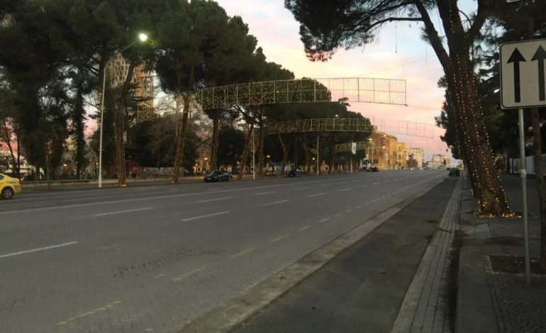 PAMJET E PARA/ Tirana, kryeqyteti që qëndroi “zgjuar” natën dhe nisi të dremisë në mëngjes!
