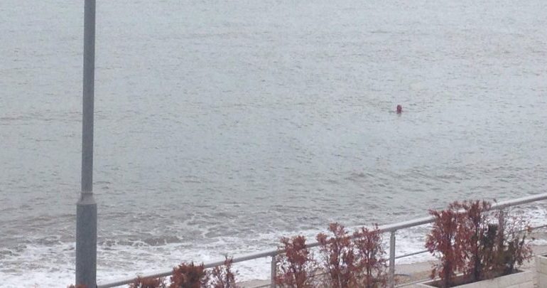 Befason vlonjati në mes të dimrit, sfidon temperaturat e ulëta me veprimin që bën (FOTO)
