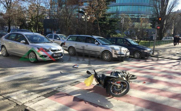 FOTO/ Makina përplaset me motorin në Tiranë, një person dërgohet në urgjencë...