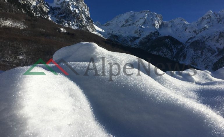 FOTO+VIDEO/ Nga Veriu në Jug, Shqipëria nën pushtetin e dëborës. Pamjet e 24 orëve të fundit