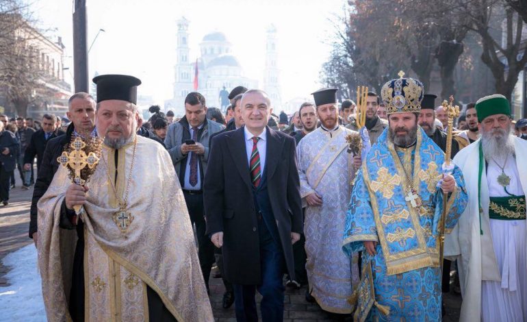Meta merr pjesë në ceremoninë e hedhjes së kryqit në qytetin e Korçës (FOTO)