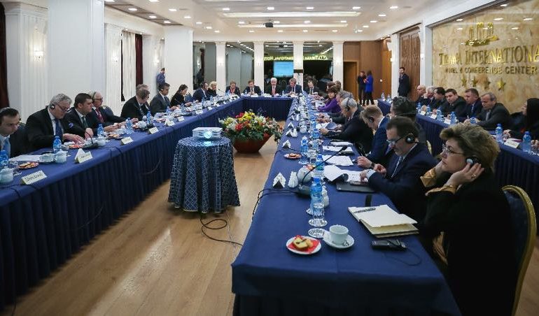 Xhafaj tryezë konsultimi me ambasadorët për Vettingun/ Suksesi i “Forcës së Ligjit” qendron tek…