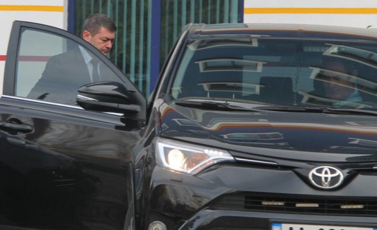 POLICIA/ Pas largimit të Çakos, ja fotot e para të drejtori të ri të komanduar. Mbërrin në zyrë dhe shfaqet…