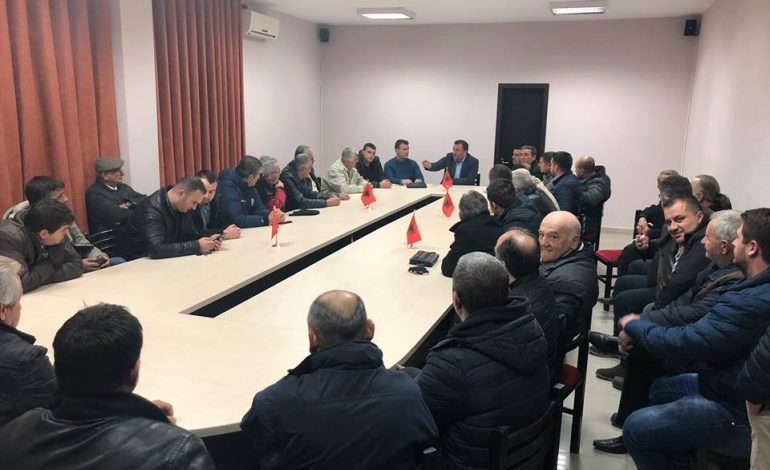 PD e kthen në “MODË”! Pas Xhelalit edhe Isai i Kavajës përdor sallën e Bashkisë për “mobilizim” para PROTESTE