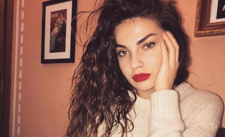 Sapo zbuluam motrën binjake të Beatrix Ramosaj… Dhe është pjesë e showbiz-it shqiptar! (FOTO)