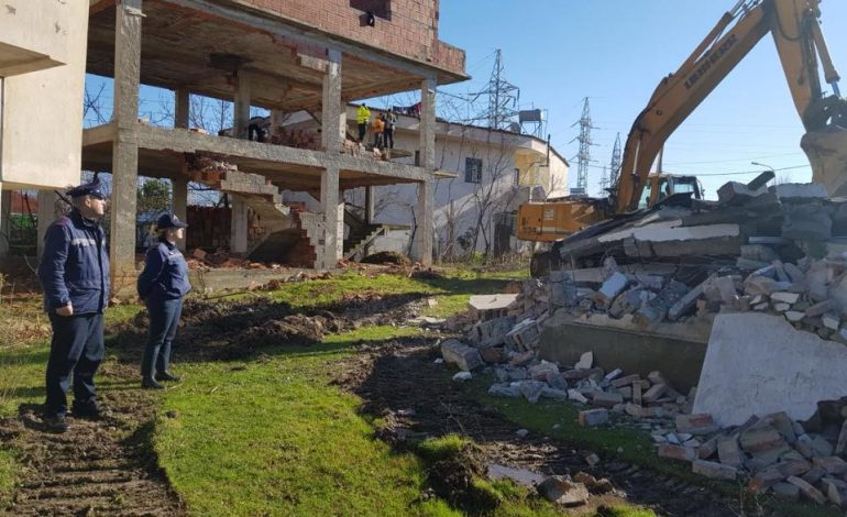 Projekti për Bulevardin e Ri/ Policia Bashkiake AKSION për prishjen e ndërtimeve (FOTO)