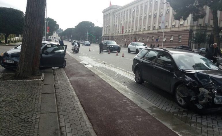 Aksident i rëndë para godinës së Kryeministrisë, përfshihen disa automjete (FOTO)