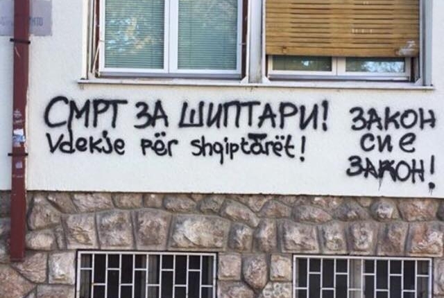 “VDEKJE PËR SHQIPTARËT”/ Parulla raciste në mes të lagjes në Manastir (FOTO)