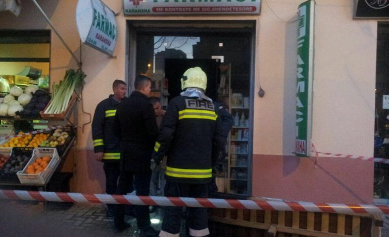 Përfshihet nga ZJARRI farmacia në qytetin e Durrësit. Kush ishte shkaku dhe dëmet e ngjarjes (FOTO)