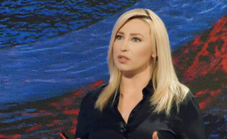 “Dikë protesta e bëri të lumtur”. Gazetarja festoi ditëlindjen mes sheshit me lule