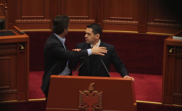 “SHERR” në foltoren e Kuvendit/ Alibeaj PËRPLASET me ministrin Ahmetaj (FOTO)