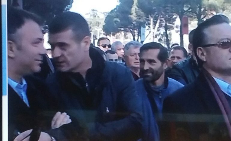 “Të përjashtuarit” nga lista e deputetëve e PD, në protestë përkrah Lulzim Bashës