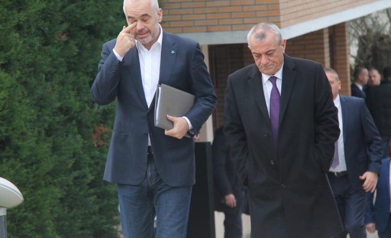 FOTOLAJM/ Gramoz Ruçi ndez puron para mbledhjes së Asamblesë Kombëtare