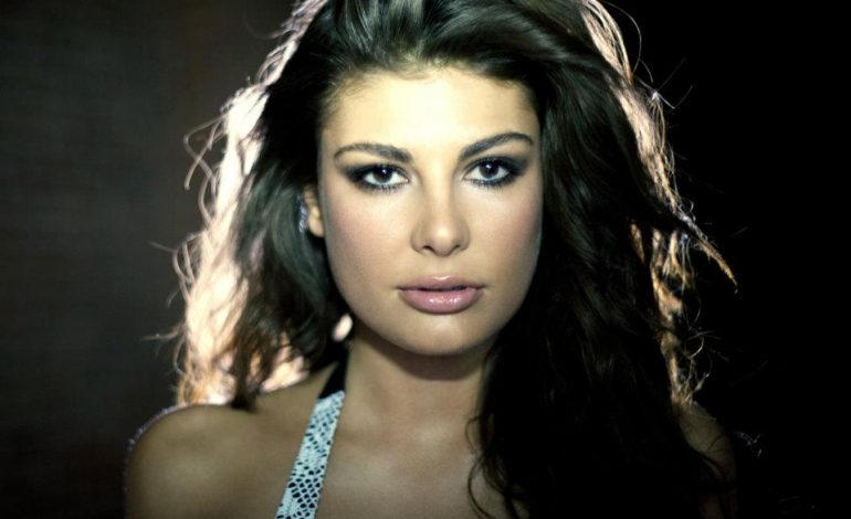 Nuk mbaron historia e Angela Martinit me komentueset. “Uppss çfarë i ndodhi…” (FOTO)