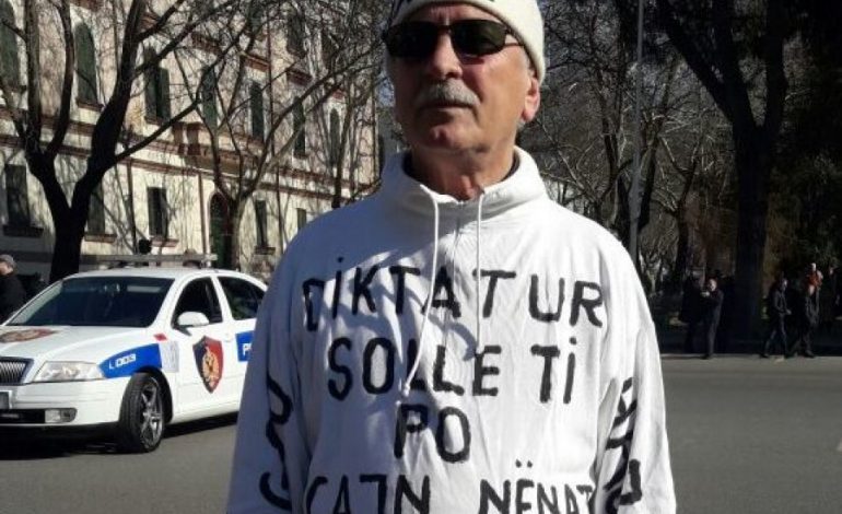 PROTESTUESI më i veçantë/ Ja çfarë ka shkruar në RROBAT që mbante veshur (FOTO)