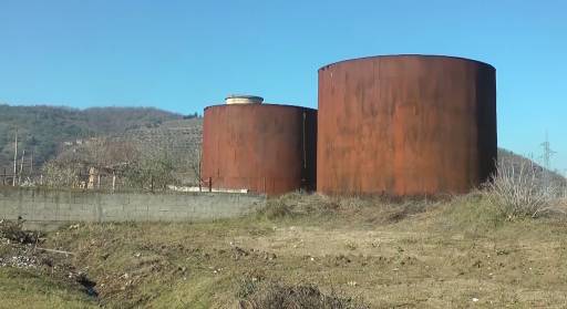 Ish-uzina e Albpetrol në Cërrik banorët: Jemi në rrezik nga puset naftë-nxjerrëse