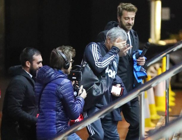 (FOTO) Mourinho ‘mashtrohet’ nga gazetarët, hedh firmën për Antonio Conte-n