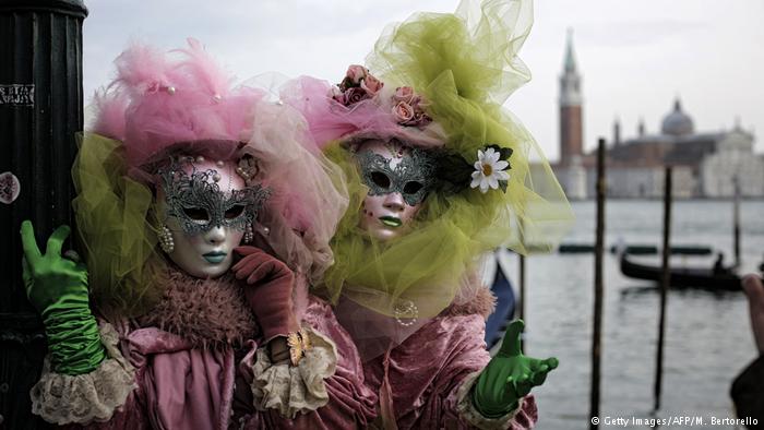 Venecia në petkun e karnavaleve! Shfaqje të ndryshme artistike në rrugë dhe sheshe (FOTO)