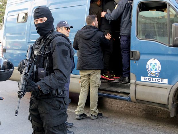 Tre shqiptarë të shumë kërkuar kapen me 124 kg marijuanë në Greqi, pas arrestimit policia zbulon…