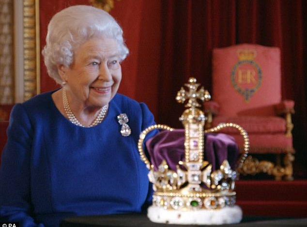 Ribashkim me “atë” që e bëri Mbretëreshë. Madhëria e saj tregon kurorën, për herë të parë pas 65 vitesh (FOTO)