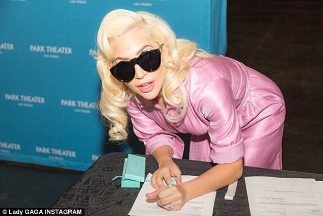 Gaga ‘trazon’ detin me të pasmet seksi (FOTO)
