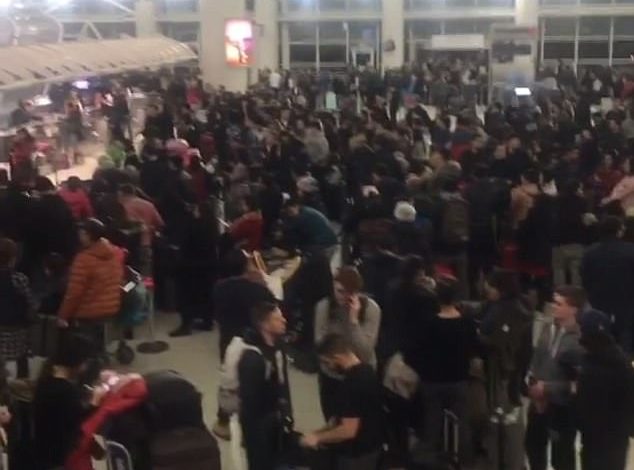 “Cikloni bombë”/ Kaos në aeroportin e New York. Avionët përplasen në pistë (VIDEO+FOTO)