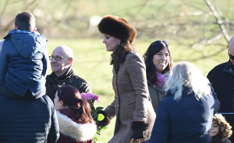 Kate 5 muajshe shtatëzënë dhe duket për mrekulli! Por pallton e saj e kemi parë dhe diku tjetër (FOTO)