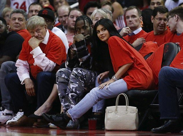 “Moj kjo lindi që ka dalë me bebe në foto?”, habit modelja Kylie i bën të gjithë konfuzë (FOTO)