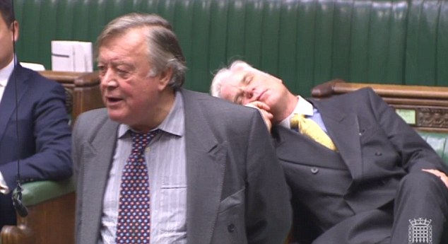 Kur edhe “BREXIT” bëhet i mërzitshëm! Ish-ministrin e zë gjumi në Parlament dhe…(FOTO)