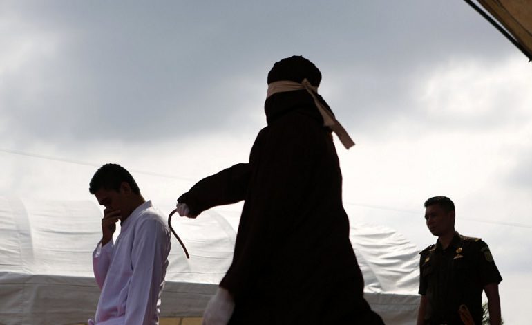 “E masakruan në mes të sheshit plot me njerëz”/ I krishteri shiste alkool nëpër rrugët e vendit musliman