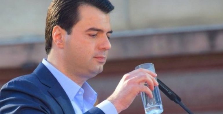 Shkrepja pikante e Bashës: Ju tha goja për ujë, mbase ju kujtua gjaku i të rënëve në bulevard