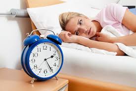 Pagjumësia: pse mbrëmjen e së dielës na zë gjumi me aq vështirësi