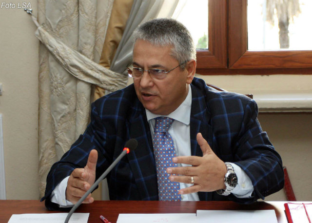 Ndodh në sallën e KUVENDIT! Fidel Ylli ‘leksione’ SPORTI Finos për garën në FSHF (FOTO)