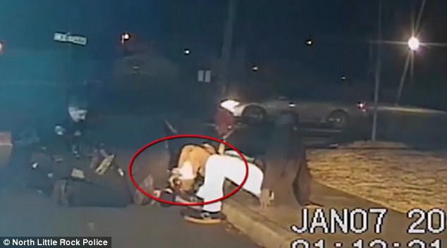 Policia vret 17-vjeçarin në SHBA. Shkeli semaforët dhe tentoi të qëllonte me armë (VIDEO)