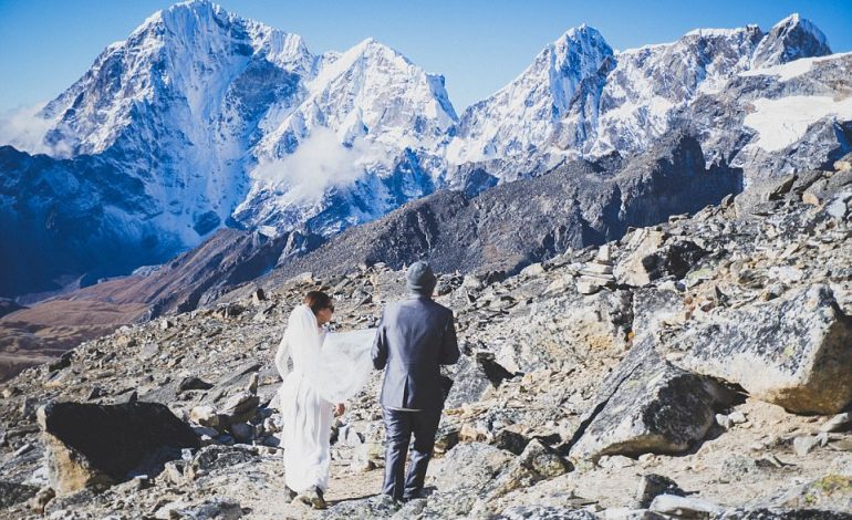 Aventurë e paharrueshme! Sfidojnë të ftohtin pë t’u martuar në malin Everest (FOTO)