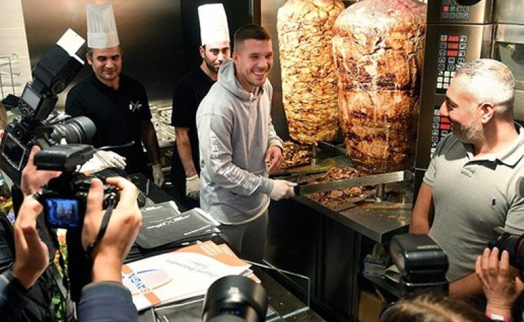 Lukas Podolski hap qebaptore në Këln, fansat shqepen së ngrëni doner turk