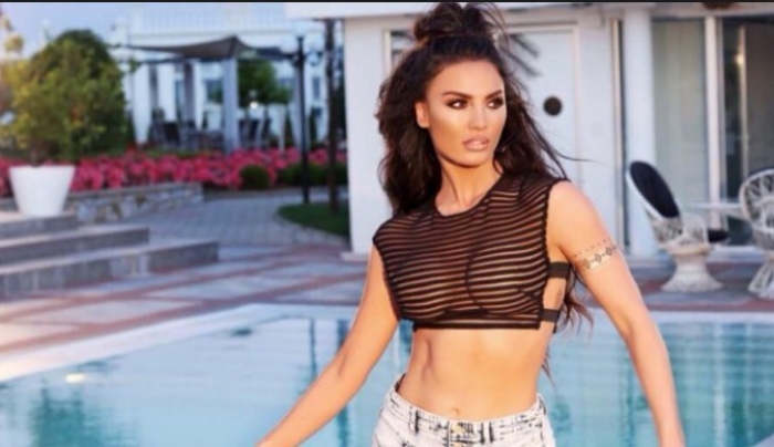 Zhgënjen Genta Ismaili pa makeup, i dallohen lehtësisht të gjitha ndërhyrjet kirurgjikale (FOTO)