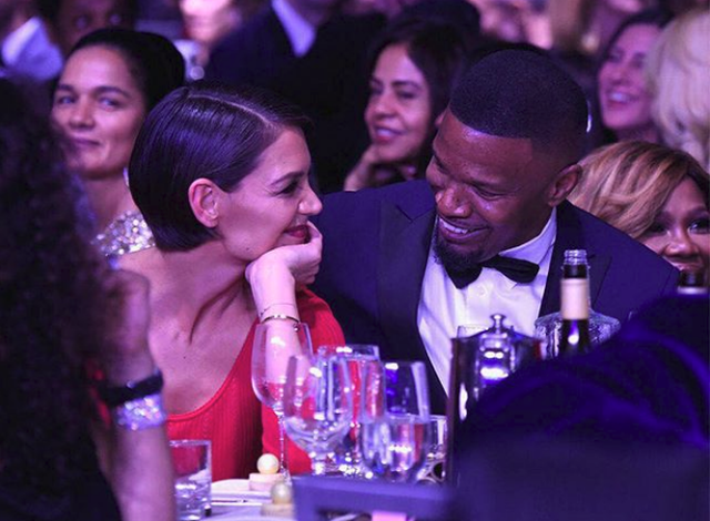 “Sy më sy me njëri-tjetrin”. Aktorët Katie Holmes dhe Jamie Foxx janë kaq të dashuruar (FOTO)