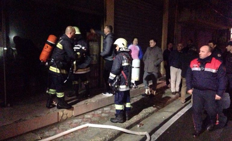 Përfshihet nga flakët marketi pranë bashkisë në Vlorë, policia zbardh ngjarjen: U shkaktua nga…