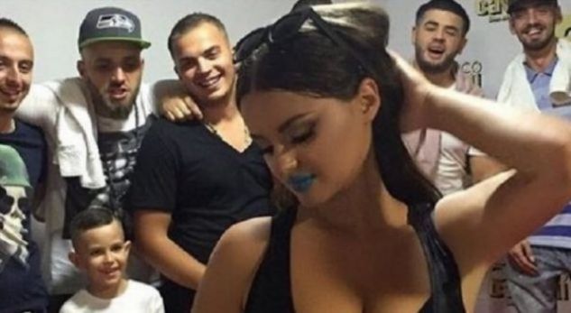 Djemtë e OTR nxjerrin foto lakuriq të Encës, të pasmet e saj do ju heqin trurin