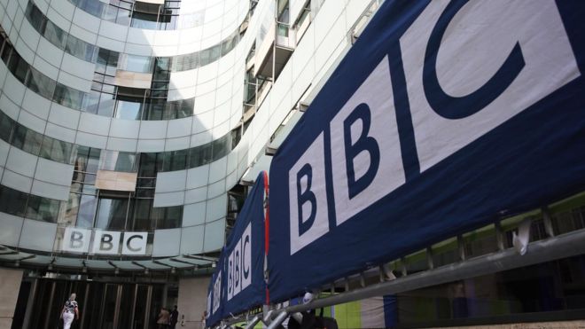 Redaktorja e BBC jep dorëheqjen, diskriminimi i fortë që e detyroi