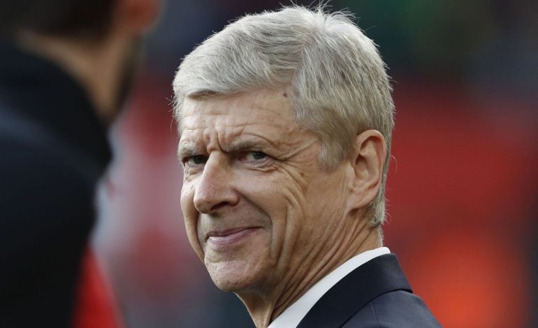 Tifozët i kërkojnë largimin, Wenger: Nuk largohem derisa të më mbarojë kontrata