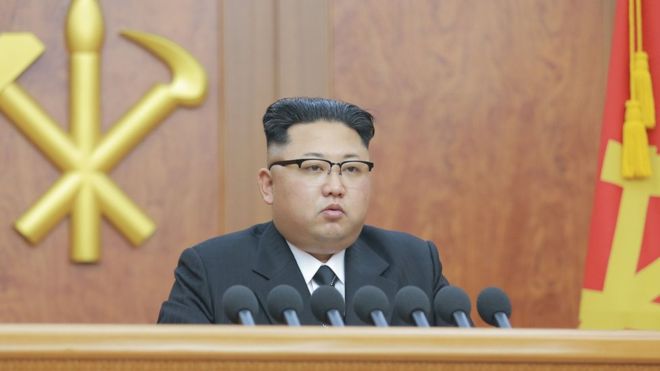 Zbulohet plani ekstrem i Kim Jong-Un, ultimatum shkencëtarëve: Ndërtoni raketën më të madhe në botë për…