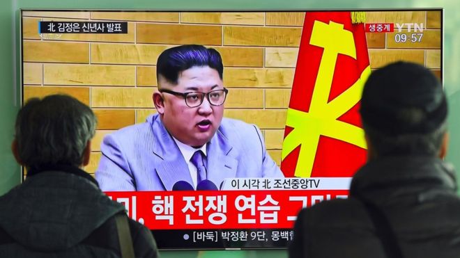 Kim Jong Un befason SHBA-të, tregon butonin bërthamor mbi tavolinën e tij