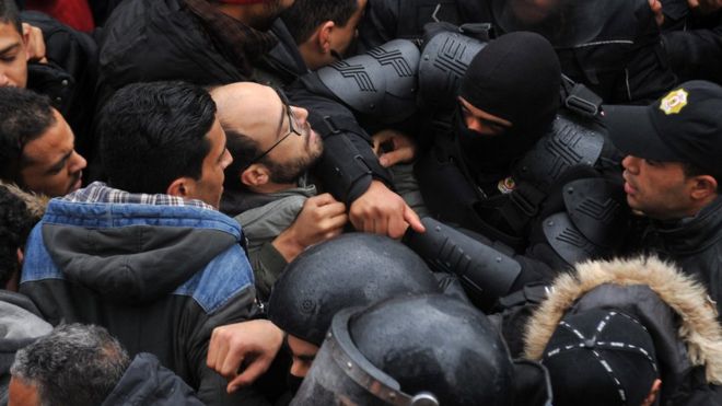 Protestat e dhunshme në Tunizi, qeveria u përgjigjet me valë reformash të reja