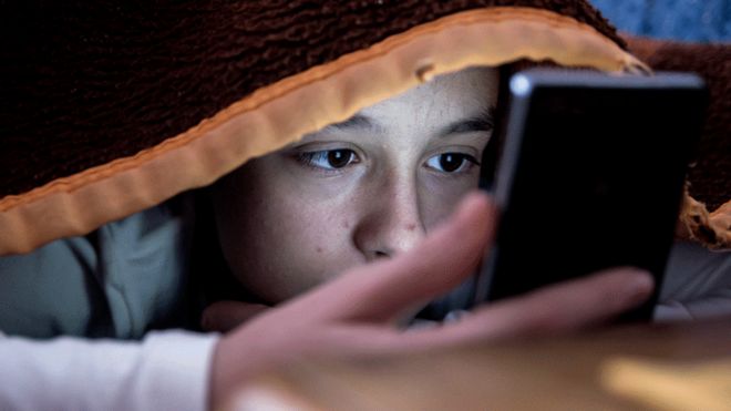 Facebook ‘nuk ka vend’ për fëmijët e vegjël